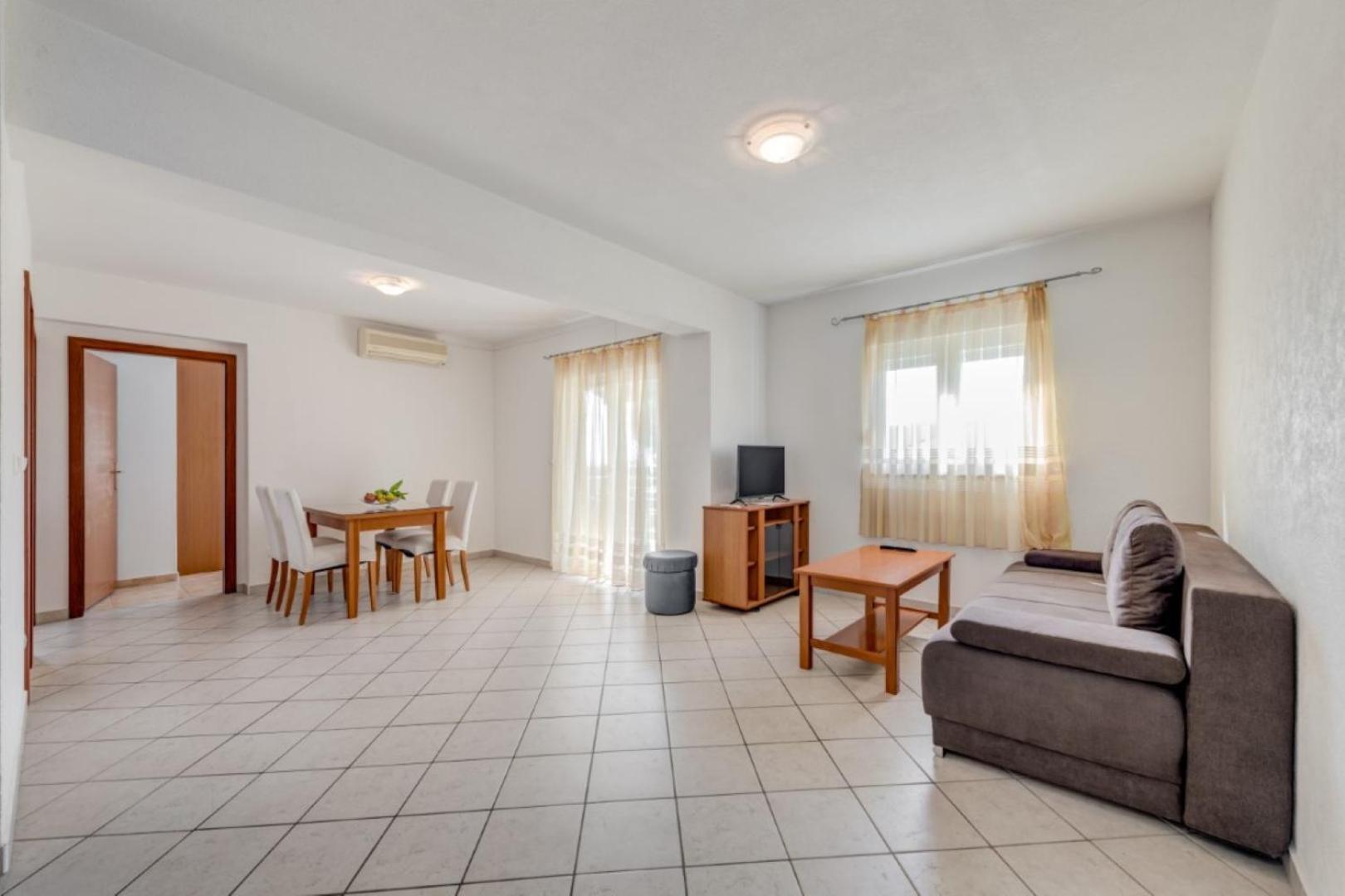 Ruza&Nikolina "1" Apartmani - Baška Voda Exterior foto